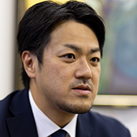 稲村 悠 氏