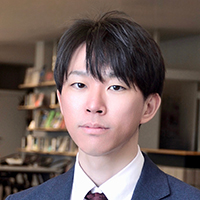 小山 智 氏